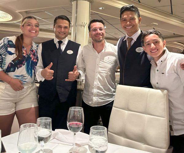 Meseros crucero Carlos Cardona